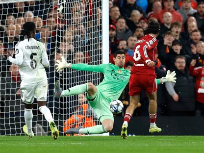 تيبو كورتوا حارس مرمى ريال مدريد يتصدى لفرصة خطيرة من دومينيك سوبوسلاي خلال الشوط الأول من مباراة الفريقين في دوري أبطال أوروبا - 4 نوفمبر 2025 - REUTERS