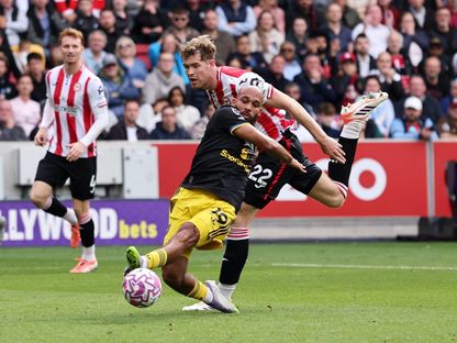 ناثان كولينز لاعب برينتفورد برتكب مخالفة ضد مهاجم مانشستر يونايتد بريان مبيومو - 27 سبتمبر 2025 - REUTERS