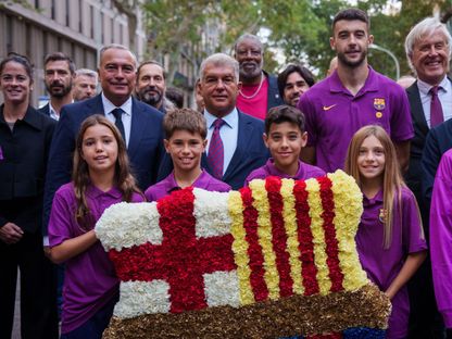 رئيس برشلونة جوان لابورتا خلال العيد الوطني لكاتالونيا وبدا الحارس جوان غارسيا إلى يساره - 11 سبتمبر 2025 - fcbarcelona.com