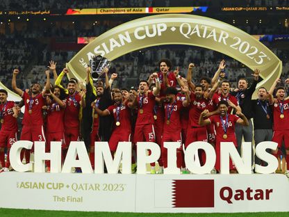 لاعبو قطر يحتفلون بعد فوزهم بكأس آسيا أمام الأردن - 10 فبراير 2024 - Reuters