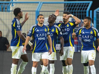 لاعبون من النصر يحتفلون بتسجيل هدف في مرمى الأخدود بالدوري السعودي - 12 مايو 2025 - X/@SPL