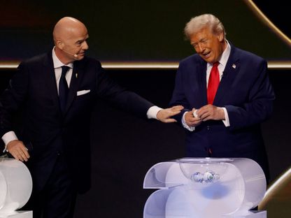 رئيس الاتحاد الدولي لكرة القدم جياني إنفانتينو والرئيس الأميركي دونالد ترمب خلال قرعة كأس العالم - 5 ديسمبر 2025 - Reuters