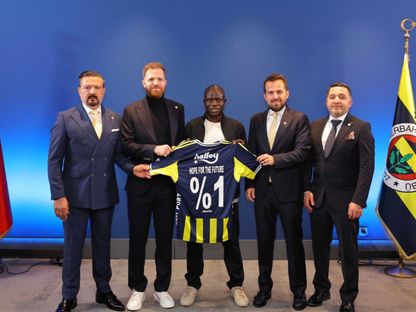 نغولو كانتي أثناء تقديمه مع فنربخشة بقميص طبع عليه رقم 1٪ - x/@Fenerbahce/