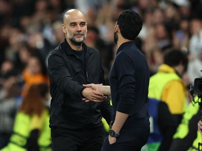 بيب غوارديولا يصافح ألفارو أربيلوا عقب نهاية مباراة ريال مدريد ومانشستر سيتي في دوري أبطال أوروبا - 11 مارس 2026 - REUTERS