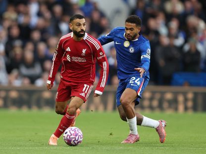 صراع على الكرة بين محمد صلاح وريس جيمس في مواجهة ليفربول وتشيلسي بالدوري الإنجليزي - 4 أكتوبر 2025 - Reuters