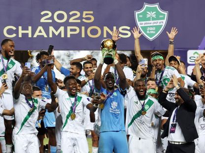 لاعبو الأهلي يرفعون كأس السوبر السعودي بعد الفوز على النصر بركلات الترجيح - 23 أغسطس 2025 - Reuters