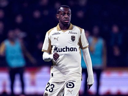 سعود عبد الحميد لاعب لانس في مباراة باريس إفسي بالدوري الفرنسي - 1 فبراير 2026 - X/@Ligue1_Arab