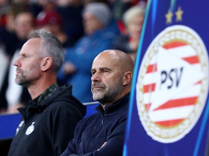 بيتر بوس مدرب آيندهوفن الهولندي قبل مواجهة باير ليفركوزن في دوري أبطال أوروبا - 13 مارس 2026 - REUTERS