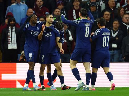 أشرف حكيمي لاعب باريس سان جيرمان يحتفل بالتسجيل ضد أستون فيلا في أبطال أوروبا - 15 أبريل 2025 - Reuters