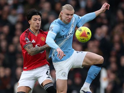 ليساندرو مارتينيز مدافع مانشستر يونايتد يراقب إيرلينغ هالاند مهاجم مانشستر سيتي في مواجهة الفريقين في الدوري الإنجليزي الممتاز - 17 يناير 2026 - Reuters