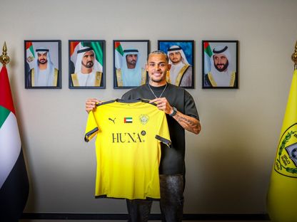 البرازيلي ريناتو جونيورز يحمل قميص الوصل الإماراتي بعد التوقيع مع الفريق حتى 2028 قادماً من فيبورغ الدنماركي - 8 يوليو 2025 - X/@@AlWaslSC