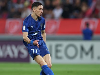 المهاجم الجزائري عادل بولبينة مهاجم الدحيل القطري قبل تسجيله هدفاً في شباك الاتحاد السعودي في دوري أبطال آسيا للنخبة - 2024 نوفمبر 2025 - X/@DuhailSC