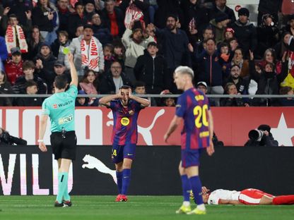 إيريك غارسيا مدافع برشلونة يعترض على حكم مباراة فريقه ضد جيرونا بعد منحه بطاقة صفراء - 16 فبراير 2026 - REUTERS