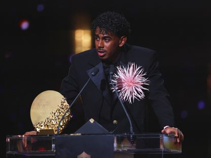 لامين يامال نجم برشلونة بعد نيله جائزة أفضل لاعب شاب في حفل "الكرة الذهبية" - 26 أكتوبر 2026 - Action Images via Reuters