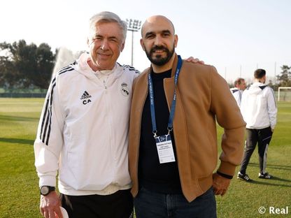 وليد الركراكي مع كارلو أنشيلوتي خلال زيارته لتدريبات ريال مدريد -7فبراير 2023 - twitter/realmadridarab