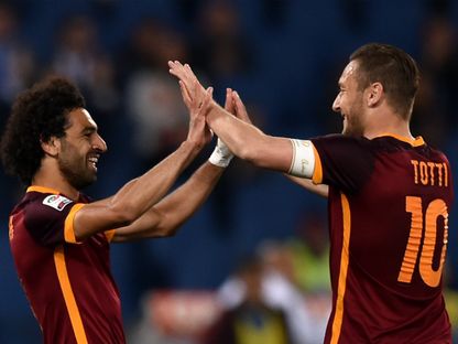 محمد صلاح يحتفل مع فرانشيسكو توتي خلال فترتهما في روما - x@ChampionsLeague