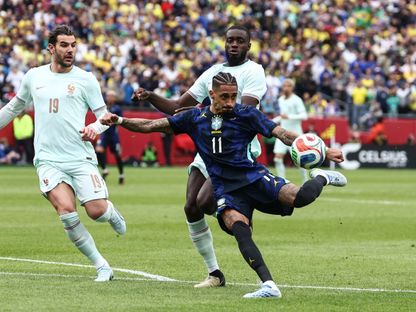 رافينيا لاعب المنتخب البرازيلي يسدد الكرة خلال مواجهة فرنسا الودية - 26 مارس 2026 - Reuters