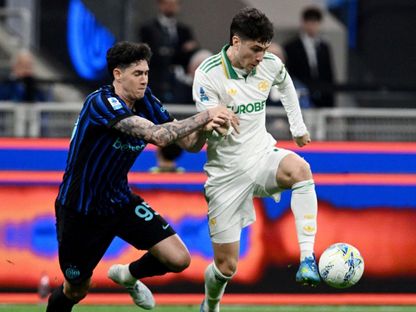 أليساندرو باستوني يلاحق ماتياس سولي في مباراة إنتر ميلان وروما بالدوري الإيطالي - 5 أبريل 2026 - Reuters