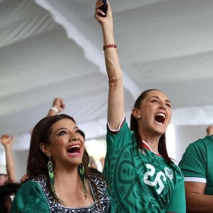 جدل سلمى حايك.. رئيسة المكسيك رفضت حضور افتتاح كأس العالم بسبب "غلاء التذاكر"