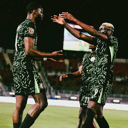 شاهد.. فيكتور أوسيمين يُفجر غضبه أمام مدربه خلال فوز نيجيريا