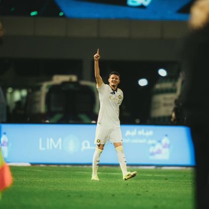 النصر يتقدّم على الخليج في الشوط الأول بهدف عبد الله الحمدان