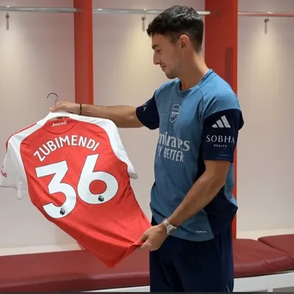 مارتن زوبيميندي خلال جولته في يومه الأول مع أرسنال - 6 يوليو 2025