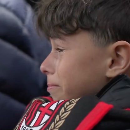 مشجع ميلان يبكي على فريقه أثناء الخسارة من الإنتر في ديربي ميلانو 22-4-2024
