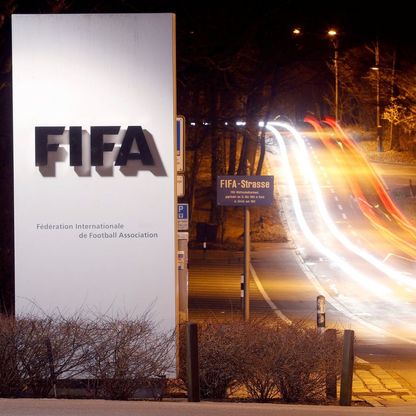 فيفا يواجه اجراءات قضائية بسبب قواعد الانتقالات