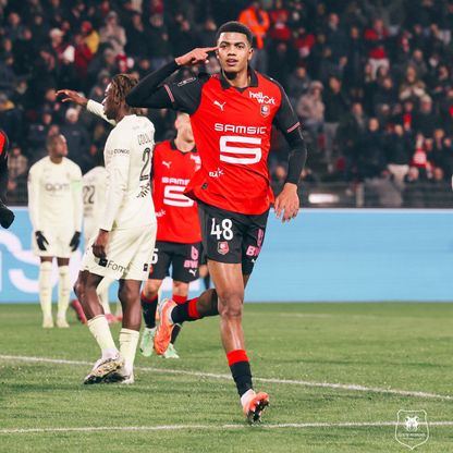 بعد 6 مباريات فقط.. رين يحاول تجديد عقد مدافعه المغربي الشاب