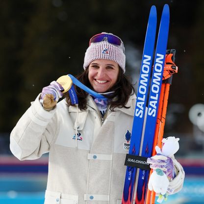 من لصة إلى بطلة.. جوليا سيمون تحصد ذهبية البياثلون وماكرون يُحييها