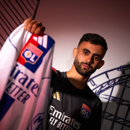 الجزائري رشيد غزال يعود إلى ليون في صفقة "تتجاوز حدود الرياضة"