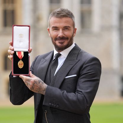 "السير ديفيد".. بيكهام يتسلم وسام الفارس من ملك بريطانيا