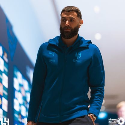 الشرق الأوسط: الهلال لن يفسخ عقد بنزيما من جانب واحد