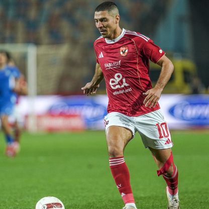 شاهد.. لقطة غريبة من محمد شريف مهاجم الأهلي تثير سخرية المشجعين