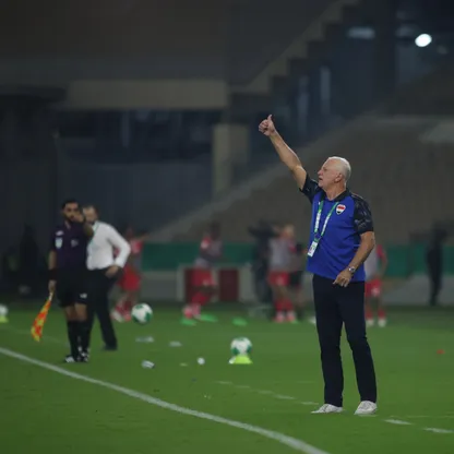 غراهام أرنولد مدرب العراق يوجه تعليماته للاعبيه خلال مواجهة عمان في افتتاح خليجي 27 - 23 سبتمبر 2026