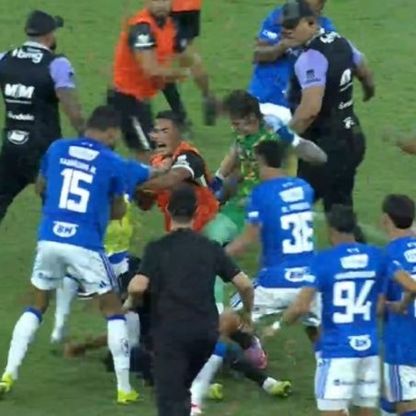 شاهد.. مشاهد صادمة و 23 طرداً في ديربي كروزيرو وأتلتيكو مينيرو بالبرازيل