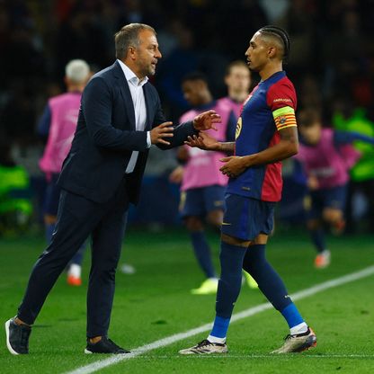 شاهد.. رافينيا يواسي هانزي فليك في لقطة مؤثرة بعد لقاء برشلونة وألافيس