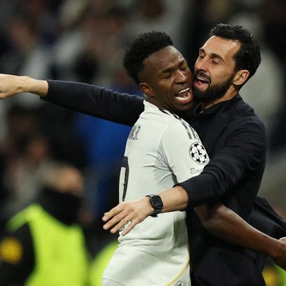 "أكثر من مجرد عناق".. أربيلوا يكشف مشاعر الاحتفال مع فينيسيوس