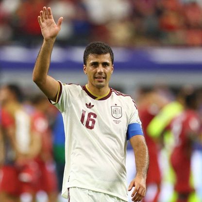 برشلونة يقتحم السباق.. كلاسيكو إسباني مشتعل لخطف رودري
