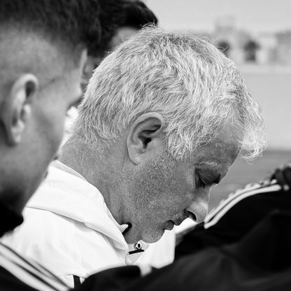 شاهد.. مورينيو ينهار حزناً على صديقه الراحل في ملعب بنفيكا