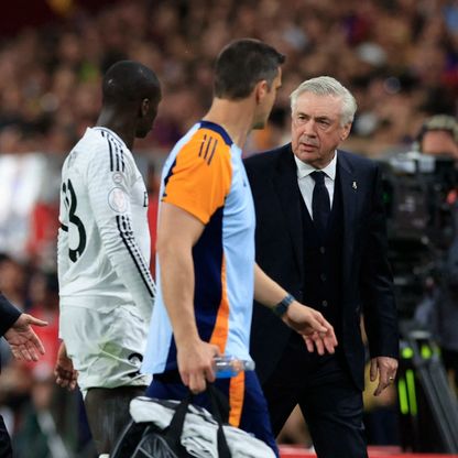 صدمة مبكرة لريال مدريد.. ميندي يغادر مصاباً بعد 10 دقائق من الكلاسيكو