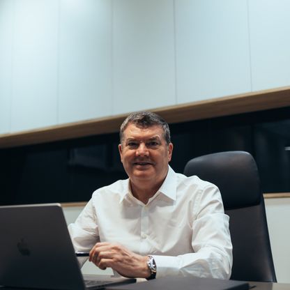 الأهلي السعودي يعلن رحيل رئيسه التنفيذي رون غورلي