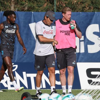 "غداء عائلي" بين كونتي ورئيس نابولي لحسم الصفقات الجديدة