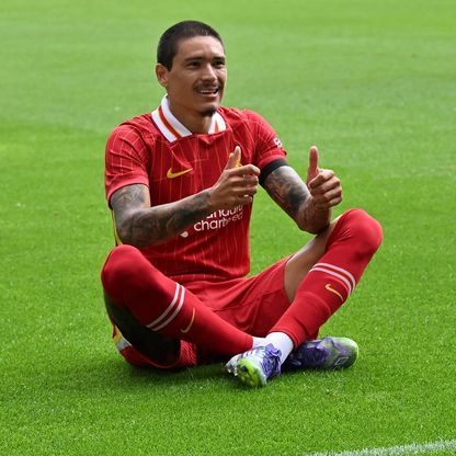 داروين نونيز يسجل في أنفيلد ويشير إلى شعار ليفربول و"بديل دياز" يتألق