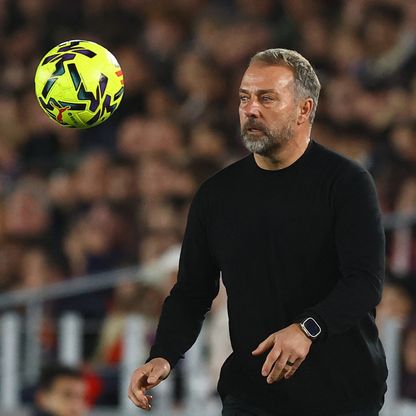 هانزي فليك "يربط مصيره" بجوان لابورتا ويتهم "فيفا" بالتحامل على رافينيا