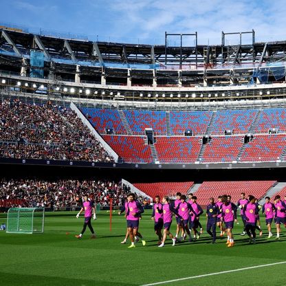 عودة برشلونة إلى كامب نو تعيد الحياة لسكان كتالونيا بعد ركود اقتصادي