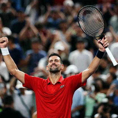 دجوكوفيتش يعبر ثلاث عقبات ليبلغ ربع النهائي في شنغهاي