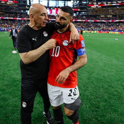 عين محمد صلاح على حسام حسن طوال مباريات مصر.. ما السبب؟