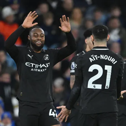 أنطوان سيمينيو يحتفل مع ريان آيت نوري بهدفه خلال مباراة ليدز يونايتد ومانشستر سيتي بالدوري الإنجليزي الممتاز - 28 فبراير 2026