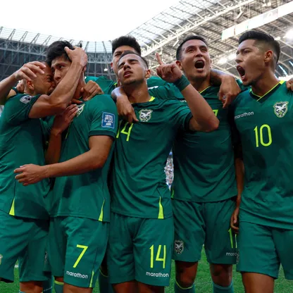 ميغيل تيرسيروس يحتفل مع زملاء بتسجيله هدفاً لبوليفيا في مرمى سورينام بنصف نهائي الملحق العالمي للتأهل إلى كأس العالم 2026 - 26 مارس 2026